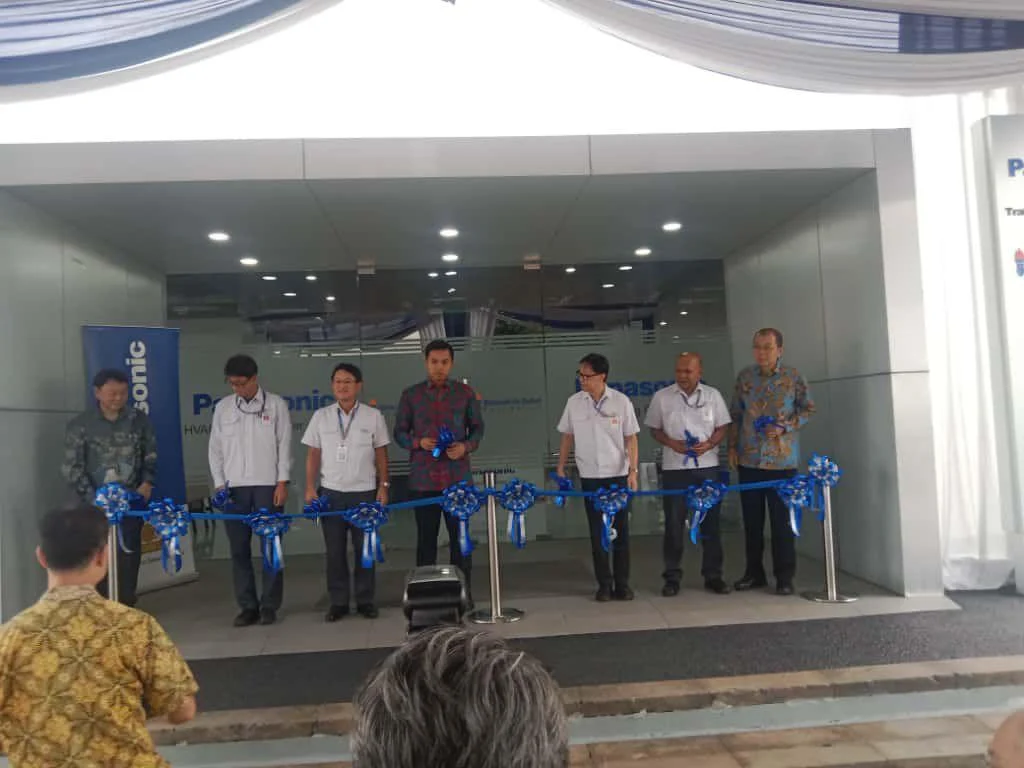 Pengguntingan pita peresmian Panasonic HVAC Training Center