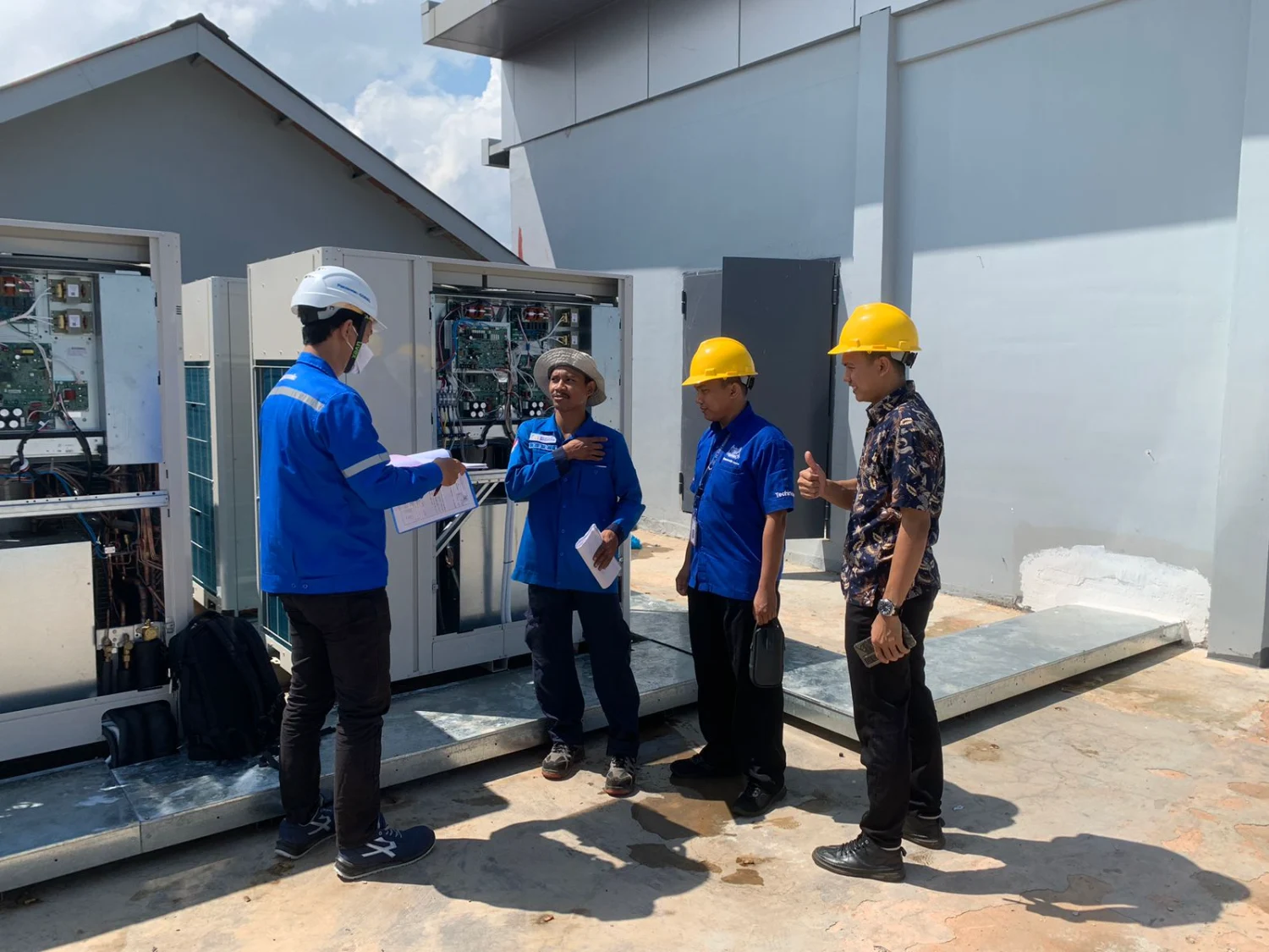 Pemeriksaan dan commissioning unit VRF bersama tim teknisi