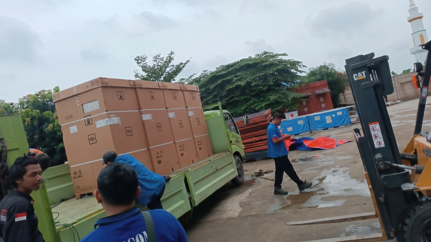 Bongkar muat unit AC di lokasi proyek