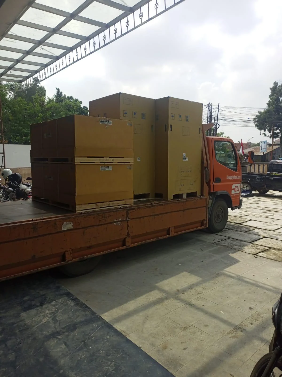 Pengiriman unit indoor dan outdoor ke lokasi proyek
